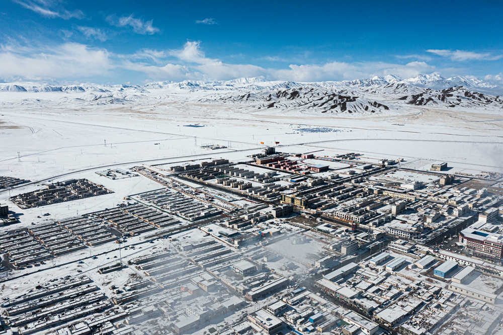 西藏阿里地區(qū)改則縣迎來初雪，銀裝素裹，美如畫卷。