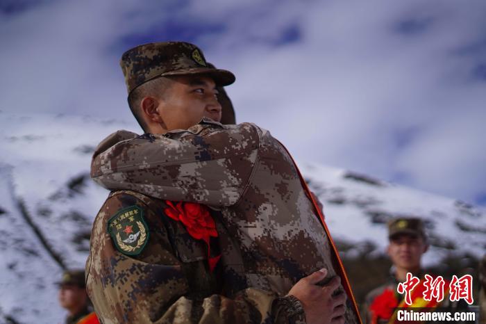 退伍老兵相擁留念。　西藏山南軍分區(qū)某團(tuán)供圖