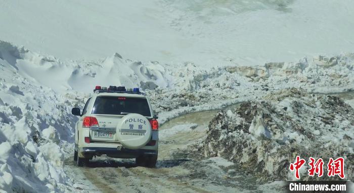 圖為邊壩縣降雪時夏貢拉山段路況?！∵厜慰h融媒體中心供圖