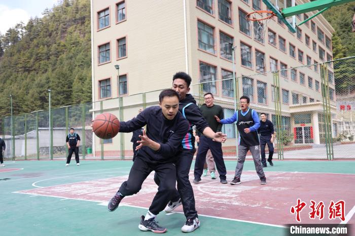 圖為亞?wèn)|邊檢站民警與駐地農(nóng)業(yè)銀行代表開展籃球友誼賽?！『?攝