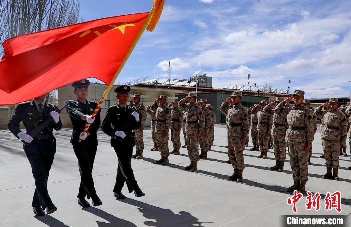 圖為授銜現(xiàn)場迎軍旗?！詵| 攝