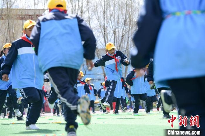 圖為學生在跳繩教練齊景龍的指導下做準備運動。　貢嘎來松 攝