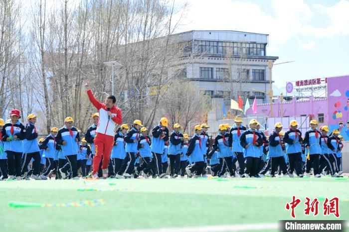 圖為學(xué)生在跳繩教練齊景龍的指導(dǎo)下做準(zhǔn)備運動。　貢嘎來松 攝