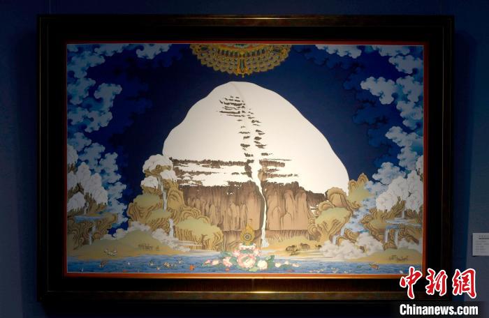 圖為5月16日，展覽中新創(chuàng)唐卡作品《岡底斯山》。　李林 攝