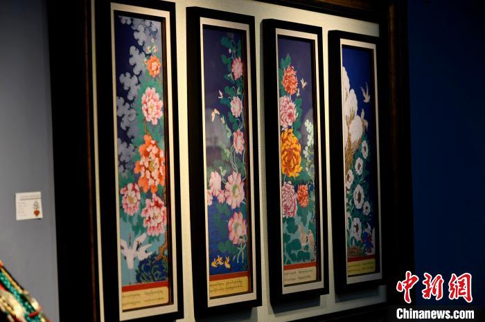 圖為5月16日，展覽中新創(chuàng)唐卡作品《四季花》?！±盍?攝