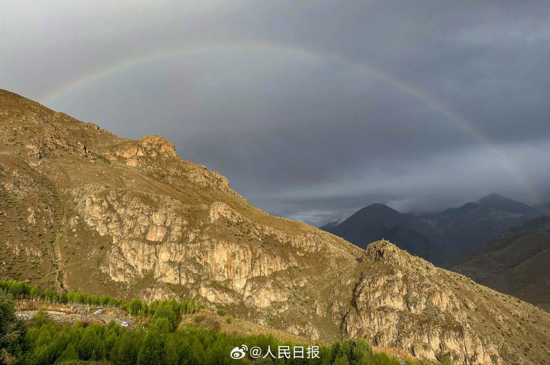 接好運(yùn)！青藏高原現(xiàn)巨大彩虹橋