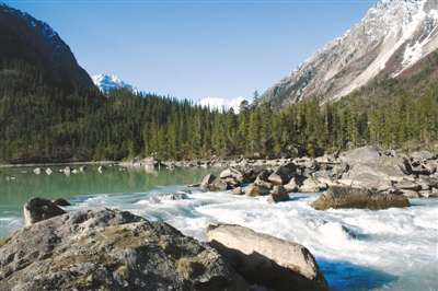 然烏湖美景。圖片由昌都市委宣傳部提供.jpg